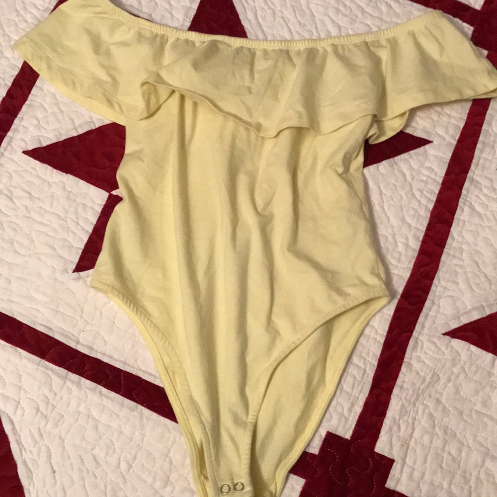 Yellow body suit💛
